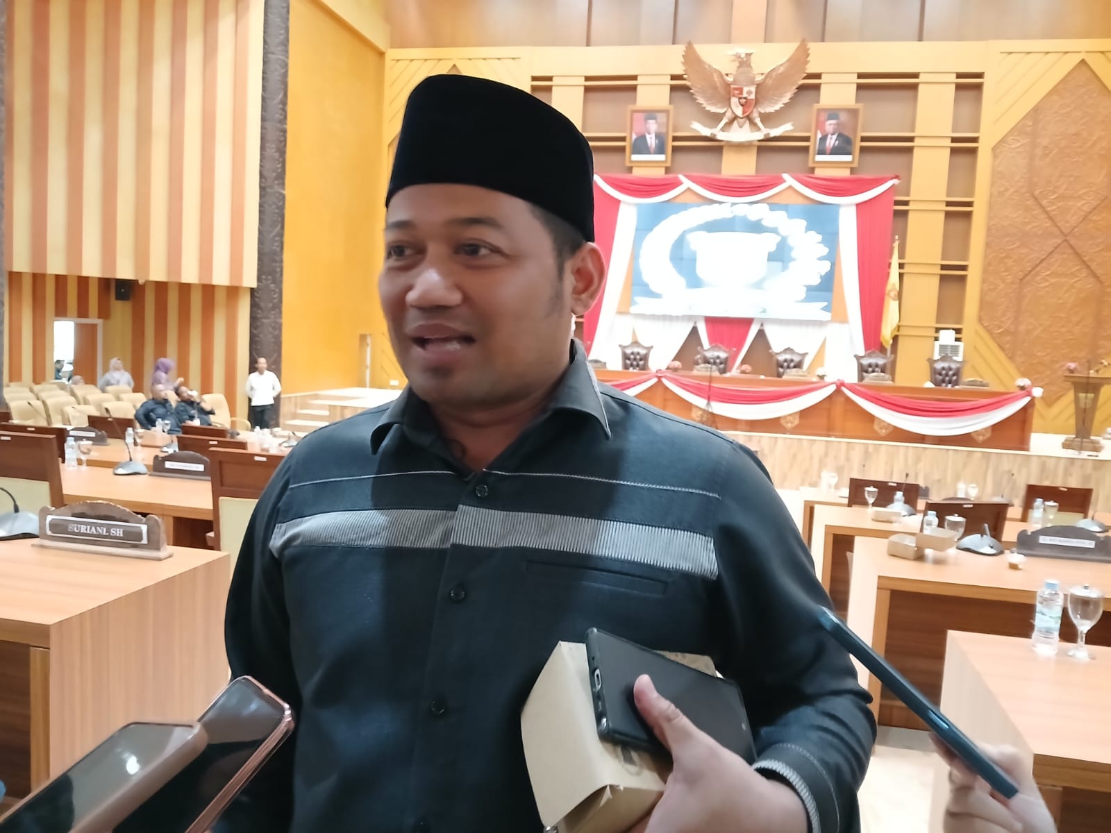 Foto: Ketua Komisi ll DPRD Samarinda, Fuad Fakhruddin saat diwawancarai wartawan. (Ist)