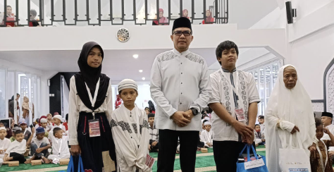 Wali Kota Samarinda, Andi Harun. (tengah)