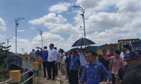 Wali Kota Samarinda, Andi Harun, memimpin inspeksi ke lokasi pembangunan Instalasi Pengolahan Air (IPA) di Perumahan Bumi Sempaja.