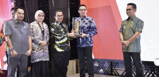 Walikota Samarinda, Andi Harun, Penghargaan Pembangunan Daerah (PPD) Terbaik di Kalimantan Timur.