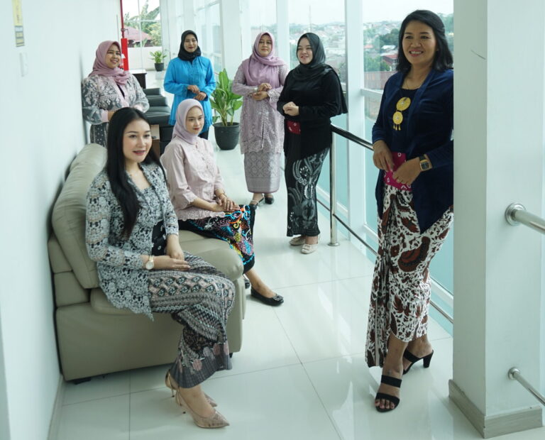Foto: Karyawati PLN Nusa Daya Mengenakan Kebaya di Peringatan Hari Kebaya Nasional.