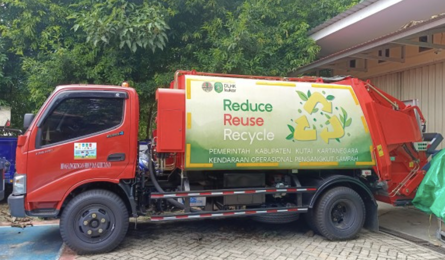 Foto: DLHK Kukar distribusikan operasional pengangkut sampah tahun 2024.