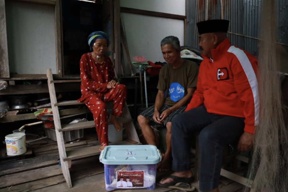 Foto : Bupati Kukar Edi Damansyah saat menyerahkan paket Ramadhan kepada warga. (Ist)