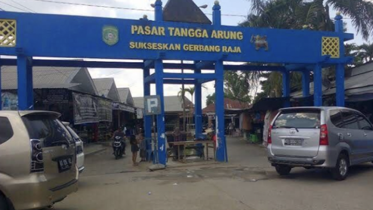 Foto : Tampak depan Pasar Tangga Arung di Tenggarong, Kutai Kartanegara.