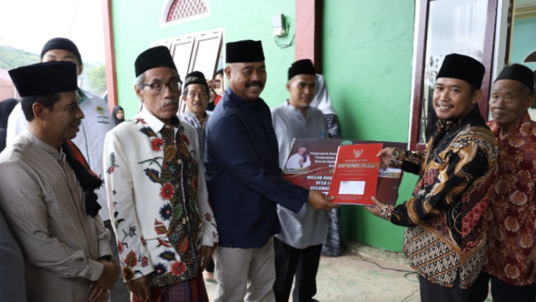 Foto: Bupati Kukar, Edi Damansyah, bersama warga Desa Loa Janan Ilir.