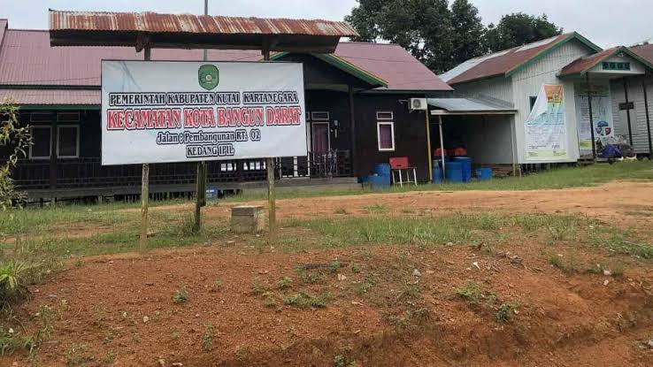 Foto : Kantor Kecamatan Kota Bangun Darat.