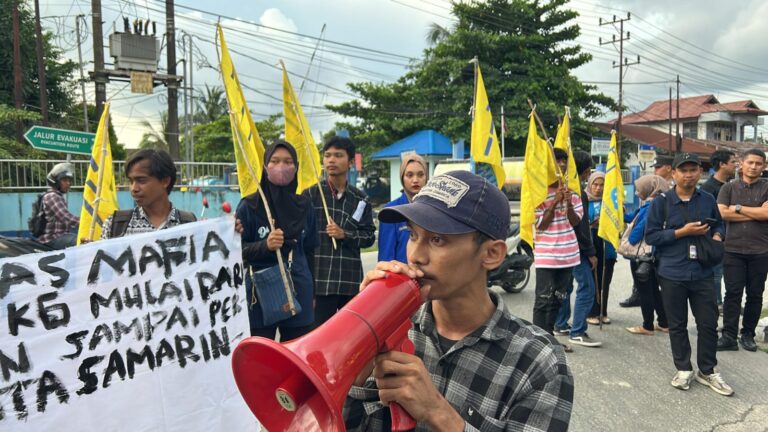 Aksi Damai GM-Pekat dikantor Gubernur Kaltim.