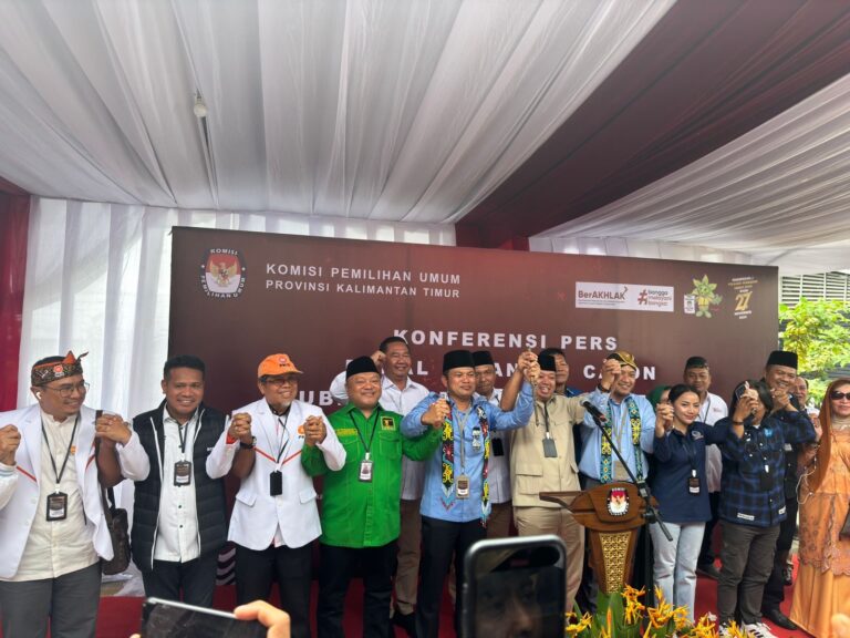 Caption: Suasana konperensi pers usai Rudy-Seno melakukan pendaftaran di KPU Kaltim, Kamis (29/8/2024).