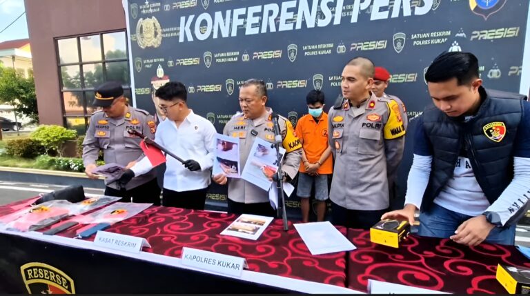 Foto : Kapolres Kutai Kartanegara AKBP Heri Rusyaman Gelar Press Rilis Kasus Pembunuhan di Jalan Poros Tenggarong Kutai Kartanegara, Berdampingan Dengan Pelaku Berinisial AA