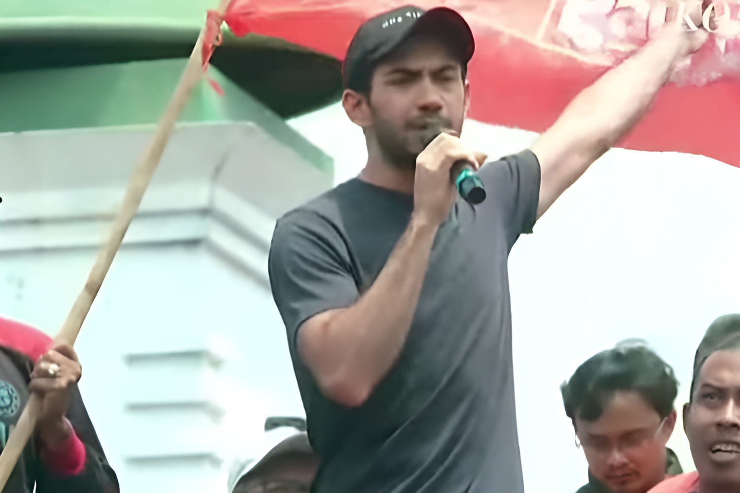 Foto: Reza Rahadian, turun ke jalan bersama ribuan demonstran di depan Gedung DPR RI, Jakarta, pada Kamis (22/8/2024).