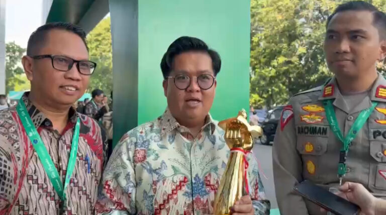 Caption: Rendi Solihin (tengah), AKP Rachman Ashari, S.T.K., S.I.K., Kasat Lantas Polres Kutai Kartanegara (kanan), Kepala Dishub Kukar, Ahmad Junaidi (kiri).