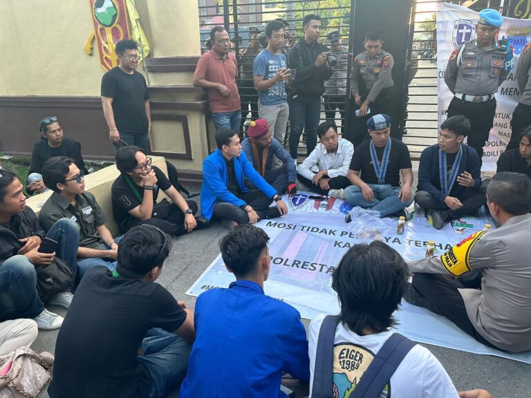 Caption: Aliansi Cipayung Plus Samarinda depan Polresta Samarinda.