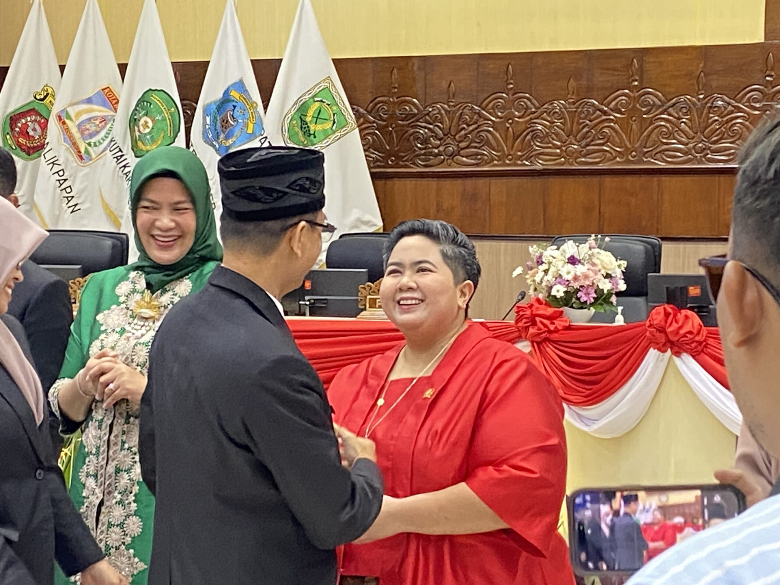 Caption: Ananda Emira Moeis mengenakan kebaya merah.