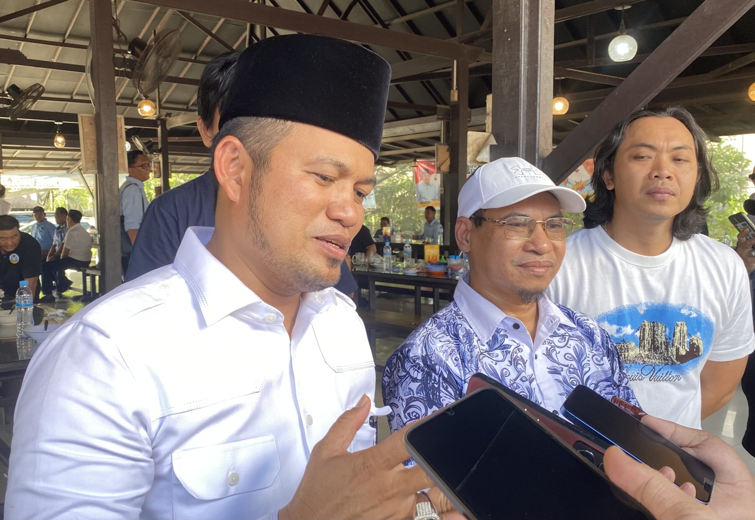 Caption: Rudy Masud(Kemeja Putih Polos), HJ Jumransyah (Batik Putih).