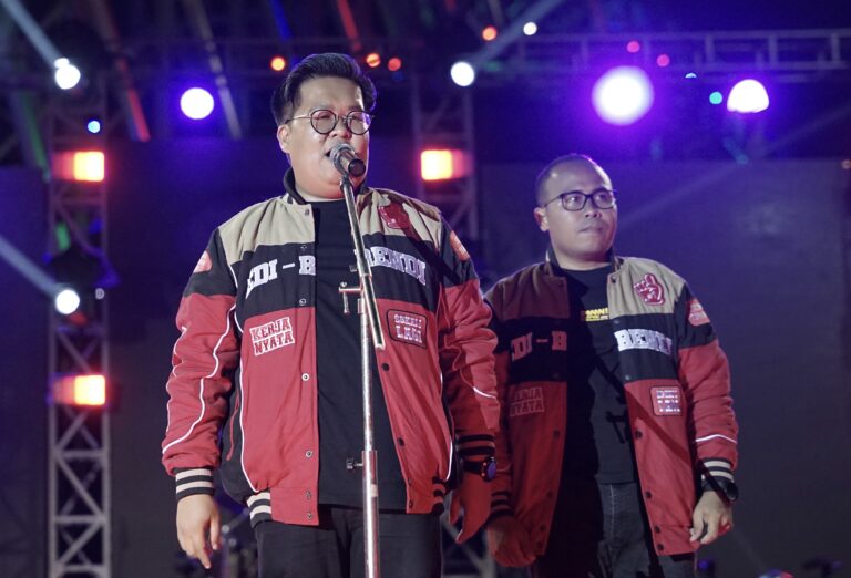 Caption: Rendi Solihin (menggunakan mic), Rahmat Dermawan (kanan belakang).