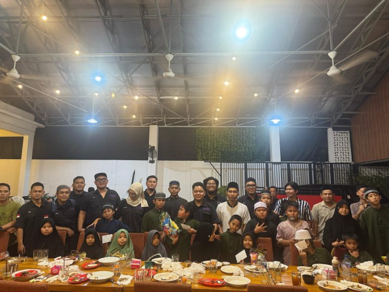 Foto: Buka bersama SMSI Kukar bersama anak-anak dan pengurus Panti Ar-Rayyan Tenggarong (Ist/SMSI Kukar)