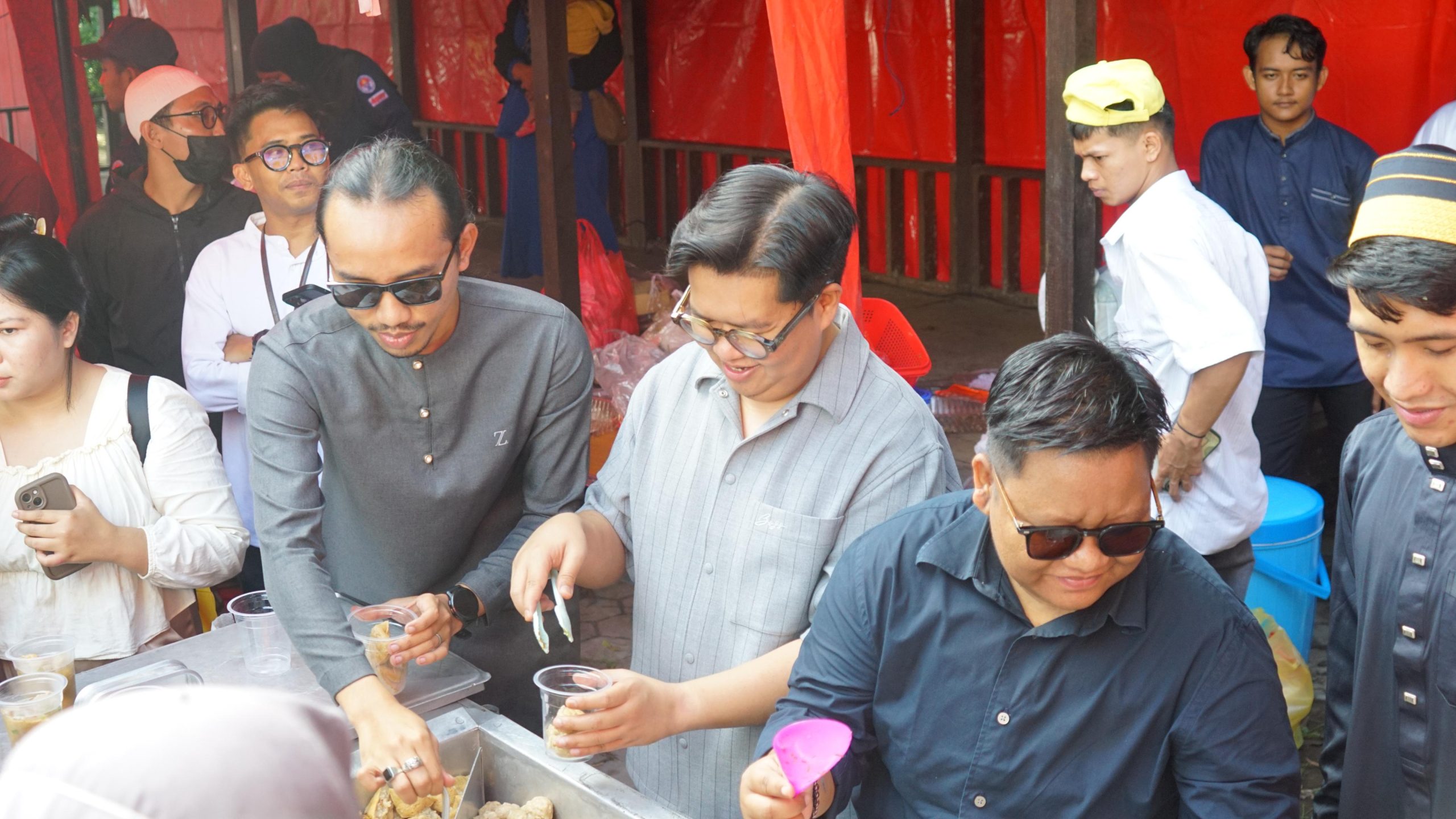Foto: War Takjil di Tenggarong, Rendi Solihin Bagikan Takjil Bersama Irfan Ghafur dan Kak Gem