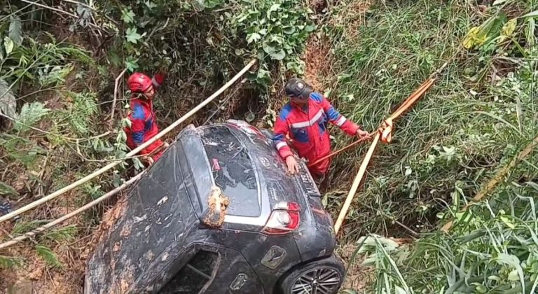 Evakuasi mobil terjun ke jurang oleh Disdamkar Kukar, Kamis (17/4/2025)