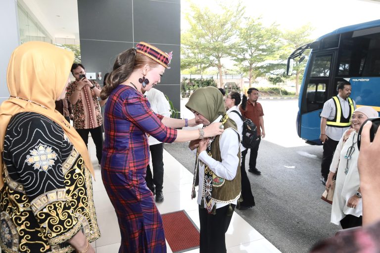 Caption: Ketua TP PKK Kaltim, Hj Syarifah Caption: Ketua TP PKK Kaltim, Hj Syarifah Suraidah Harum (mengenakan batik khas samarinda), istri Menteri ESDM RI, Ny Sri Suparni Bahlil Lahadalia (mengenakan kemeja putih dan rombi berwarna hijau), Rabu (23/4/2024), di Vip Bandara Sepinggan Balikpapan. Suraidah Harum (mengenakan batik khas samarinda), istri Menteri Investasi/Kepala BKPM RI, Ny Sri Suparni Bahlil Lahadalia (mengenakan kemeja putih dan rombi berwarna hijau), Rabu (23/4/2024), di Vip Bandara Sepinggan Balikpapan.