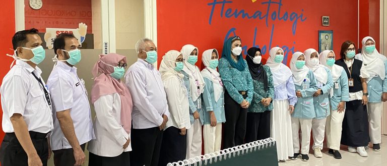 Caption: Ketua TP PKK Kaltim saat foto bersama nakes di RS Kanujoso Djatiwibowo Balikpapan.