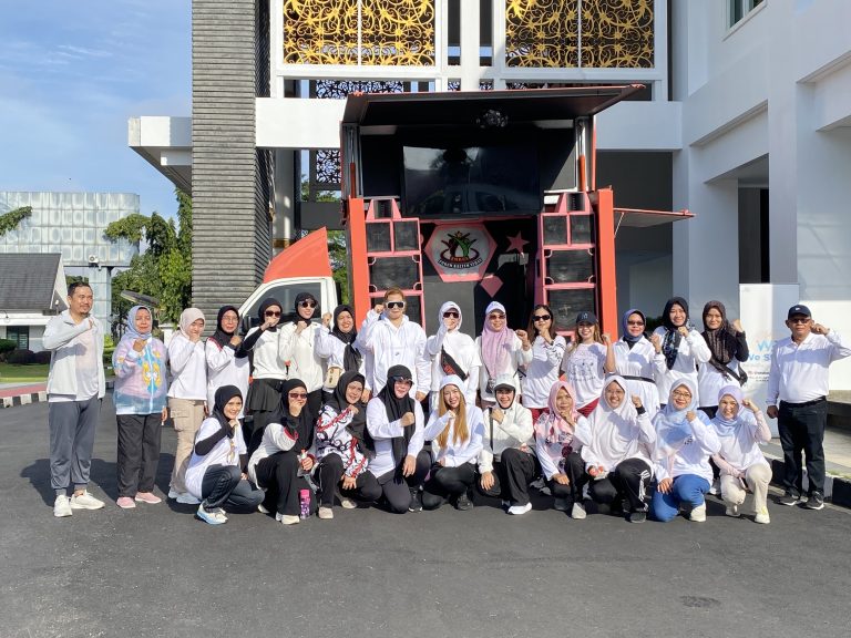 Caption: Suasana usai senam sehat TP PKK Kaltim, Sabtu (19/4/2025).