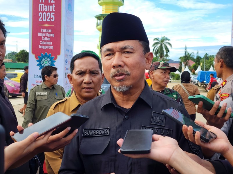 Sekda Kukar, Sunggono, didampingi Asisten II Setkab Kukar Ahyani Fadianur Diani, di acara Gerakan Pangan Murah (GPM). (Portalborneo.id)