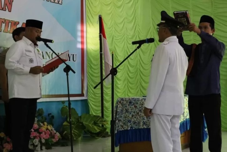Bupati Kutai Kartanegara (Kukar), Edi Damansyah, secara resmi melantik Aris Bintoro sebagai Penjabat (Pj) Kepala Desa Makarti, Kecamatan Marangkayu. (Ist)