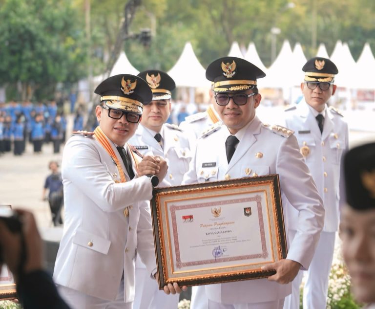 Andi harun menerima penghargaan di BSCC Dome.