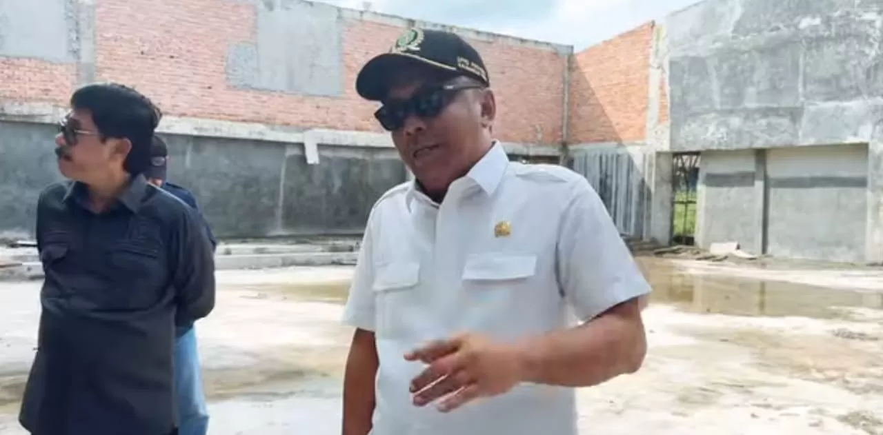 TINJAU PROYEK. Komisi III DPRD Kaltim melakukan tinjauan proses pembangunan sekolah di PPU dan Paser. (ist)