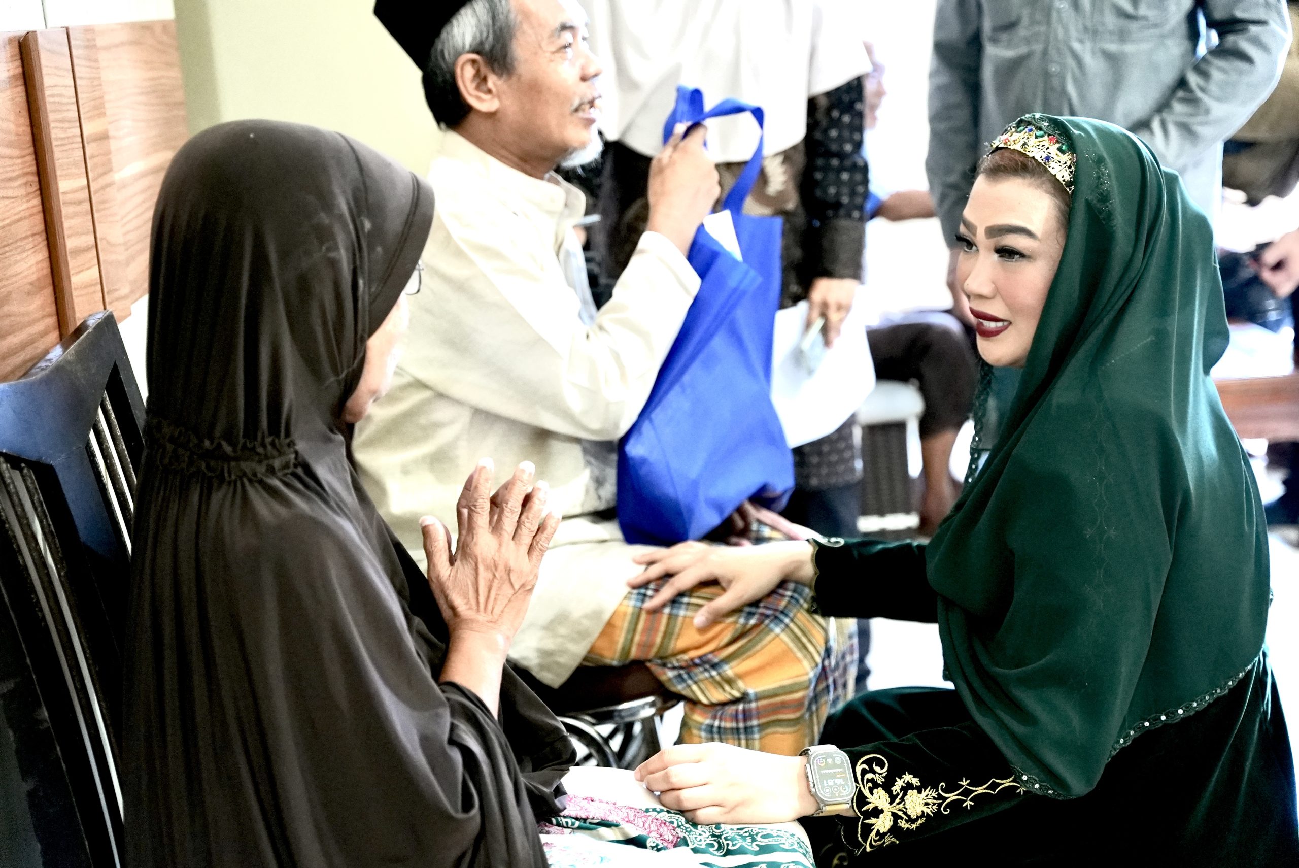 Caption: Ketua TP PKK Kaltim Hj Syarifah Suraidah Harum di UPTD Panti Sosial Jl Mayjend Sutoyo Samarinda, Minggu (4/5/2025).