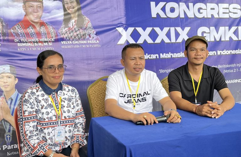 Caption: Ketua Panitia Harian Paulinus (tengah), Wakil Ketua Saiduani Nyuk (mengenakan topi), konferensi pers di Convention Hall Samarinda, Selasa (20/5/2025).