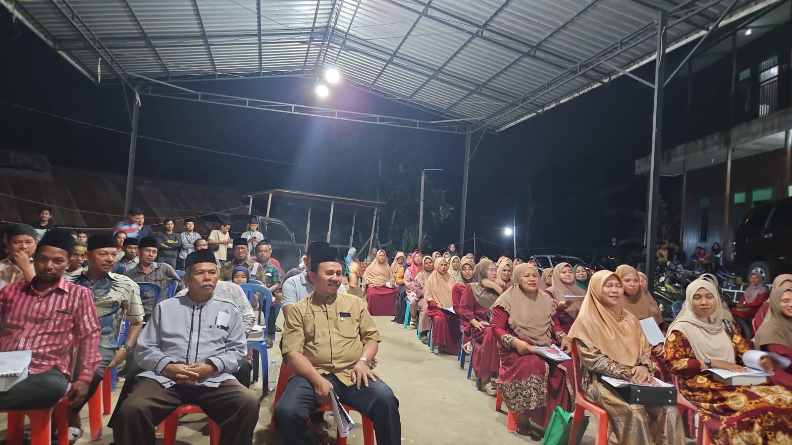 Suasana Sosialisasi Ananda Emira Moeis, Wakil Ketua DPRD Kaltim di kawasan Jalan Anggur, Kelurahan Sidodadi, Kamis (8/5/2025)