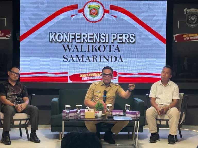 Foto: Wali Kota Samarinda Andi Harun membeberkan hasil uji BBM Pertamax dalam konferensi pers di Balaikota, Senin (5/5/2025).