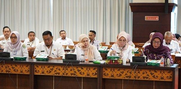 Sekretaris DPRD Provinsi Kalimantan Timur, Norhayati Usman, menghadiri rapat identifikasi pekerjaan yang berpotensi tidak dapat dilaksanakan atau tidak selesai pada tahun 2025. Rapat tersebut berlangsung di Ruang Ruhui Rahayu, Lantai 1, Kantor Gubernur Kaltim, Rabu (14/5/2025)