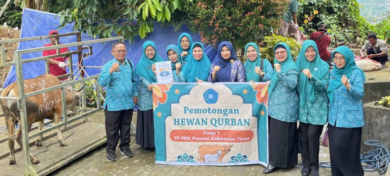 Caption: Staf Ahli Bidang Pendidikan Keluarga (Busana Navy), bersama Pokja I TP PKK Kaltim di Masjid Alam Semesta, Sabtu (7/6/2025)