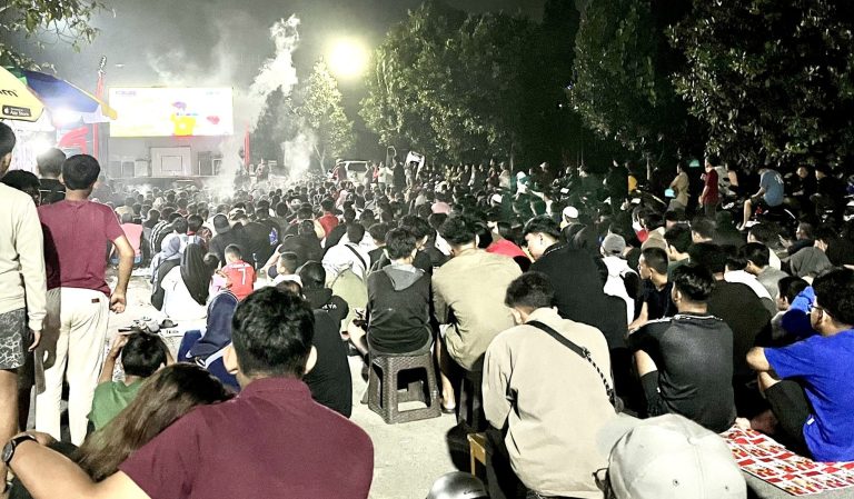 Caption: Suasana kemeriahan nobar timnas indonesia vs jepang di dpc pdi perjuangan samarinda, selasa (10/6)