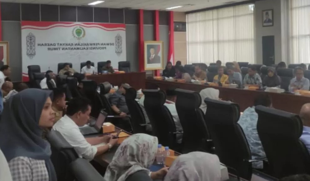 Rapat dengar pendapat lintas komisi di Gedung E DPRD Kaltim, Senin (5/5/2025)