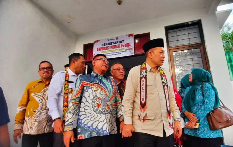 Wakil Wali Kota Samarinda, Saefuddin Zuhri (Tengah), bersama Wakil Menteri Koperasi dan UKM Republik Indonesia, Ferry Juliantono (Kanan) dan Wakil Gubernur Kaltim, Seno Aji di Kelurahan Karang Anyar, Kecamatan Sungai Kunjang, Kota Samarinda, pada Sabtu, 24 Mei 2025.