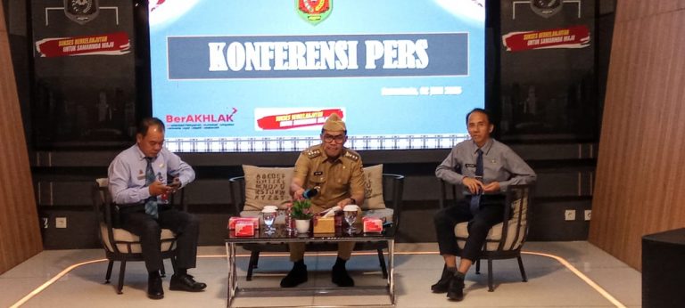 Andi Harun di sesi konferensi pers ditemani Suwarso (kiri) dan Asli Nuryadin (kanan).