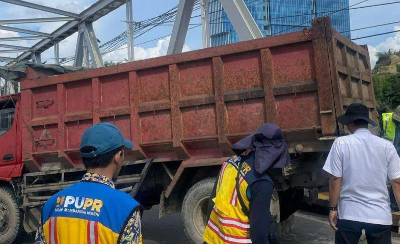 investigasi insiden tabrakan Jembatan Mahakam I oleh tongkang batu bara milik PT Pelayaran Mitra Tujuh Samudra (ist)
